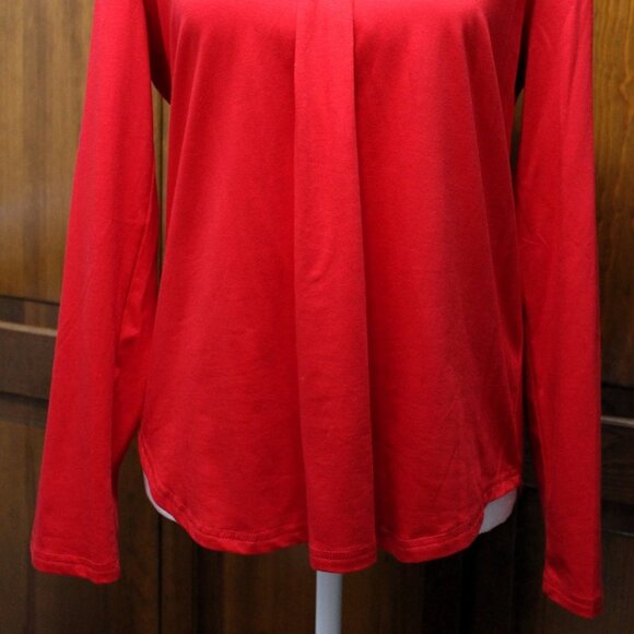 Red v-neck top - Picture 2 of 6